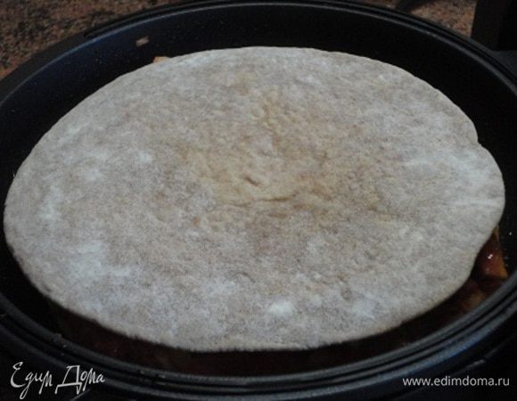 И накрыла второй лепешкой. На все эти манипуляции у меня ушло 5 минут. Включила тортильницу на максимальный нагрев на 10 минут. Накрыла. 