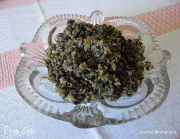 Оливки измельчить в блендере, добавить горчицу, оливковое масло и лимонный сок по желанию.