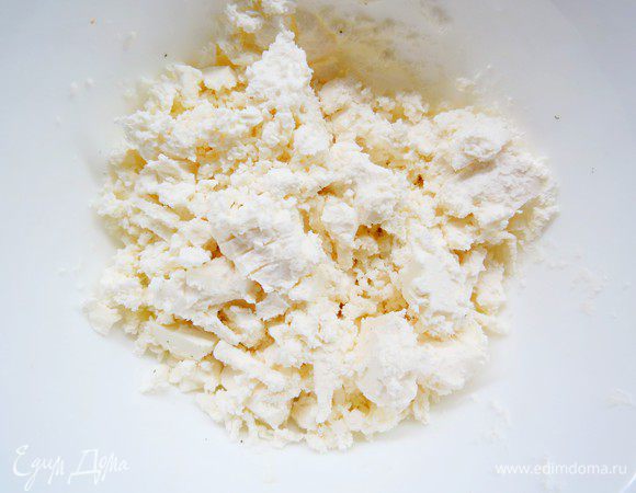 Фету размять вилкой.