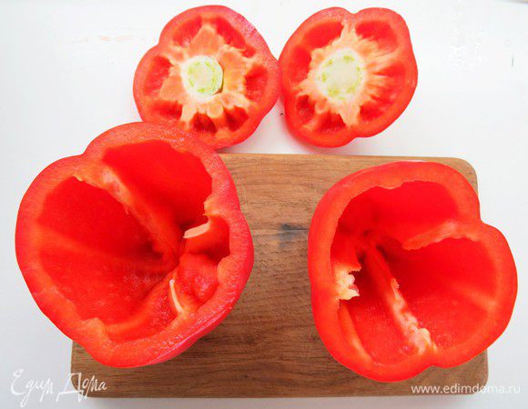 Перцы помыть, обсушить, срезать крышечку, очистить перец от перегородок и семян. Также ради эксперимента я решила нафаршировать помидоры: с помидоров срезала крышечку и ложкой вынула мякоть. 