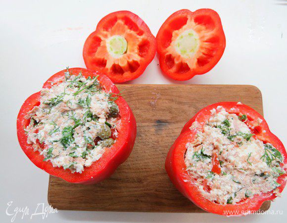 Фаршируем наши перцы и помидоры творожно-тунцовой смесью.