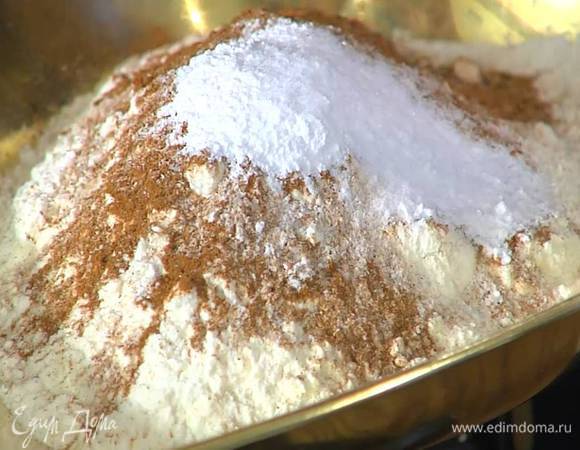 Муку перемешать с корицей, разрыхлителем и солью, просеять все через сито.