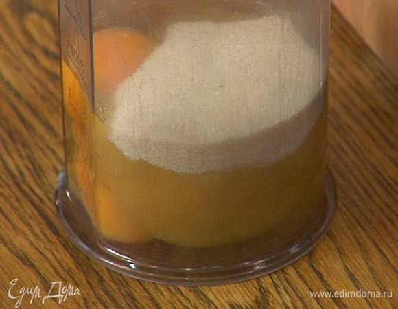 Яйца с сахаром взбить блендером с насадкой-венчиком в светлую, пышную массу.