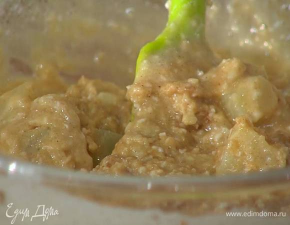 К муке с корицей всыпать 90 г кокосовой стружки, измельченные орехи, влить яично-сахарную массу, 200 мл оливкового масла, добавить консервированные ананасы и вымешать тесто.