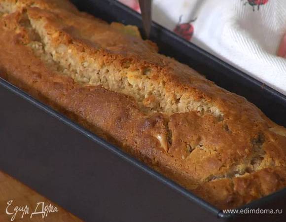 Выпекать кекс в разогретой духовке 50 минут.