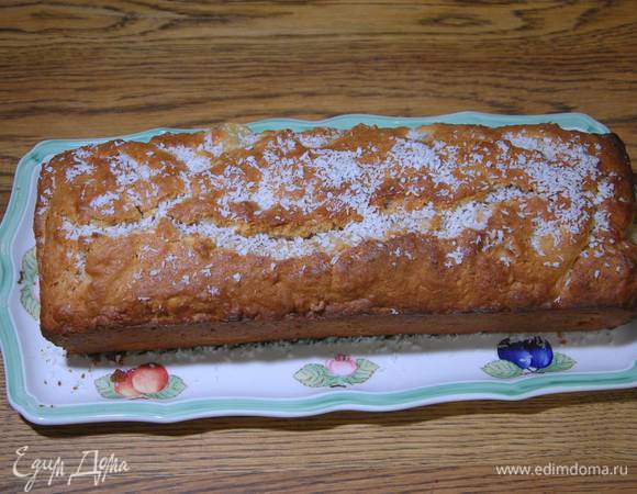 Готовый кекс посыпать оставшейся кокосовой стружкой.