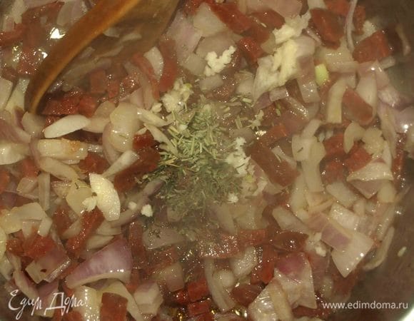 Добавить чеснок (выдавить через пресс), розмарин и тимьян. Тушить 2-3 минуты.