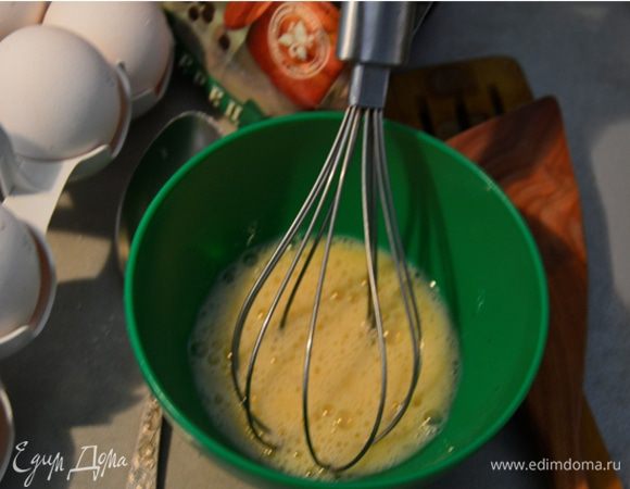 Отварите филе в подсоленной воде. А пока варится курица, приготовьте для салата яичные блинчики. Каждое яйцо взбейте по отдельности, посолите, поперчите. Разогрейте сковороду с небольшим количеством растительного масла и влейте тонкий слой яичной смеси.