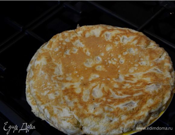 Жарьте сначала с одной стороны, а потом — с другой, как обычные блинчики.