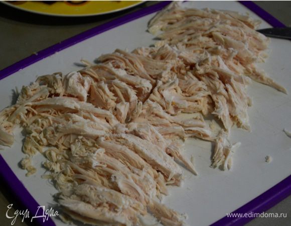 Нарежьте куриное филе также соломкой.