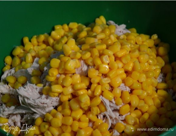 Смешайте измельченные блинчики, курицу и кукурузу.