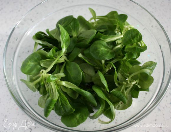 Корн-салат перебрать, помыть и обсушить.