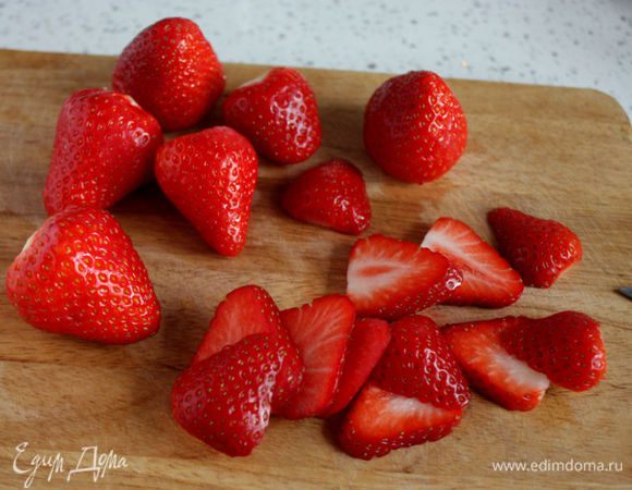 Клубнику помыть, удалить чашелистики и нарезать пластинами.
