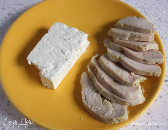 Готовую запеченную или обжаренную куриную грудку нарезать ломтиками (мне не удалось выбрать в ингредиентах опцию про готовую куриную грудку).