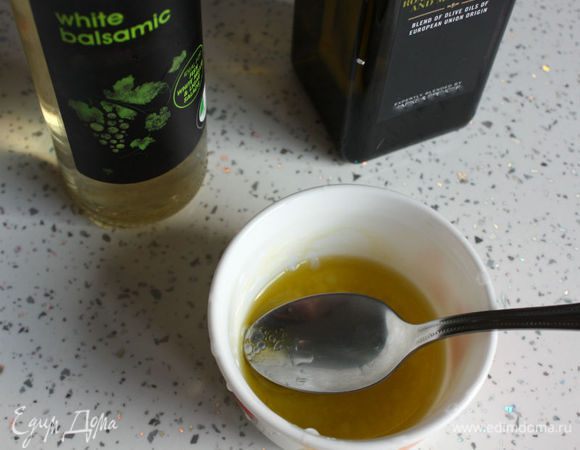 Смешать в миске масло и белый бальзамический уксус, приправить солью. Можно и темный бальзамик, конечно.