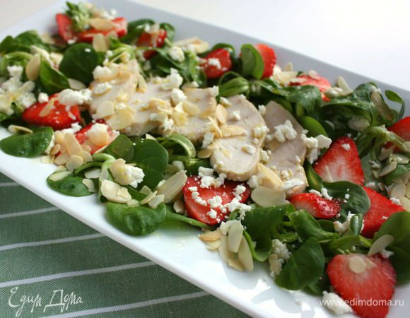 Выложить на тарелки корн-салат, клубнику, куриные ломтики. Над ними раскрошить фету руками, посыпать миндалем, затем полить заправкой. По желанию приправить молотым черным перцем. Приятного аппетита!