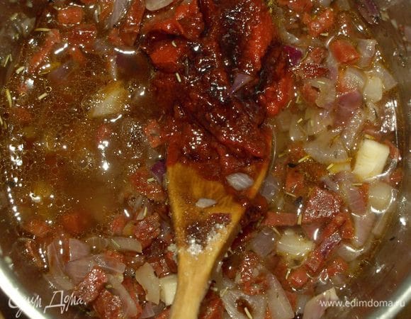 Добавить остальные ингредиенты: бальзамический уксус, яблочный сок, томатную пасту, соевый соус, сахар. Увариваем пока половина жидкости не испарится. 