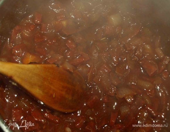 Должен получиться густой соус. Всю жидкость выпаривать не стоит, иначе джем получится сухой. 