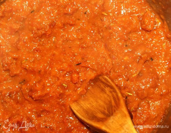 Готовую массу измельчаем. Можно измельчить погружным блендером,  можно измельчить в чаше блендера. Разницы я лично не заметила. Можно не измельчать. 