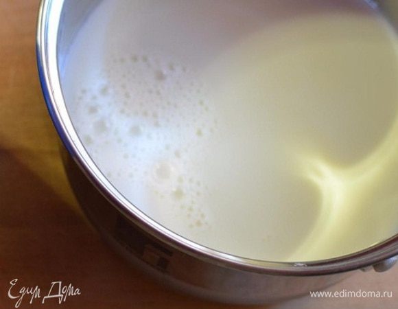 Сначала сварим густую манную кашу. Для этого вскипятить молоко, уменьшить огонь до минимума, добавить два вида сахара и постепенно всыпать манную крупу, непрерывно помешивая венчиком. Варить 5 минут. Затем выключить огонь, накрыть крышкой и оставить остывать.
