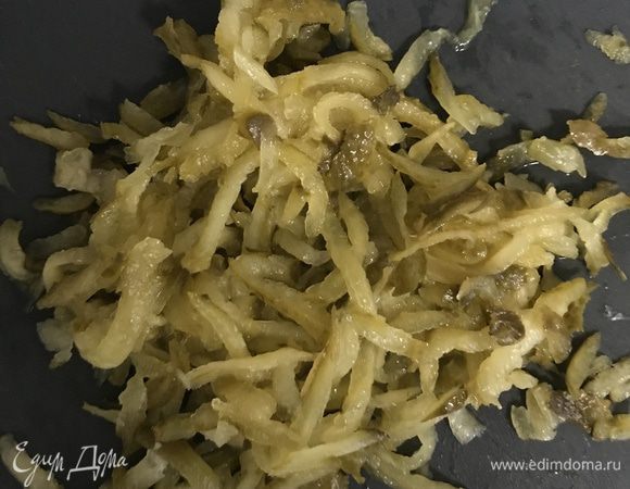 Натереть огурец через крупную терку. 