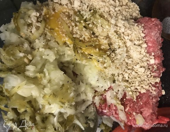 Смешать все вместе: фарш, яйцо, лук, чеснок, сухари, огурец, соль, перец. 
