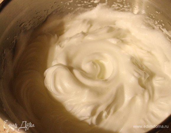 Для бисквита: белки взбить с лимонным соком в крепкую пену.
