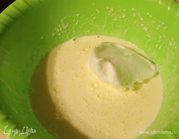 Желтки взбить с сахаром, добавить ванилин и аккуратно ввести взбитые белки, перемешивая лопаткой сверху вниз.
