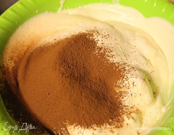 Затем добавить просеянные муку, разрыхлитель и какао. Перемешать.
