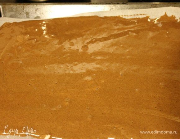 Противень застелить пергаментом и смазать 1 ч. л. растительного масла. Вылить тесто, разровнять его. Выпекать при температуре 190°С 15-17 минут.

