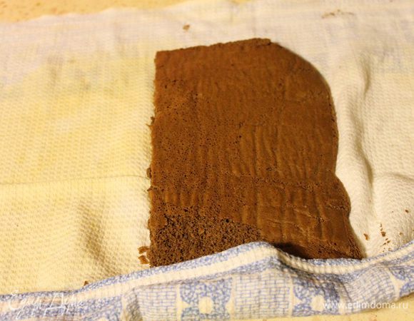 Одну часть, свернуть рулетом по короткой стороне вместе с полотенцем и остудить.
