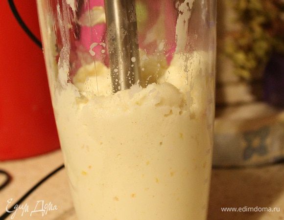 Творожную массу положить в стакан для взбивания, добавить 5 ст. л. с горкой густой манной каши. Взбить погружным блендером.
