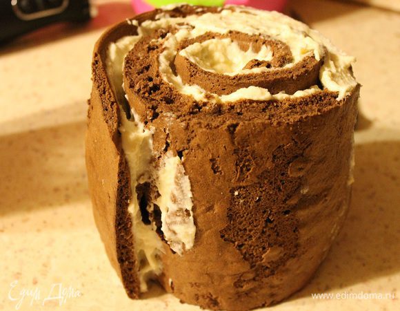 Вот такой рулет должен получиться. Если в некоторых местах потрескались бока, то их можно замазать кремом.
