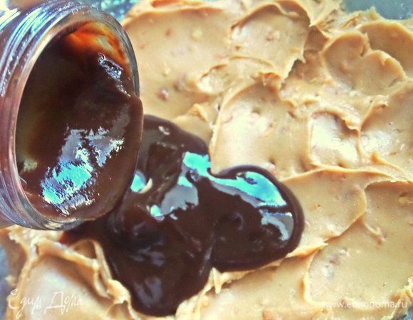 Примерно полбанки арахисовой пасты (350 г), у меня она с кусочками орехов, смешать с баночкой фруктового детского пюре.