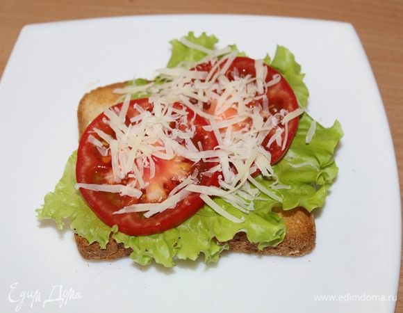 На 2 тоста намазать соус, положить салат, нарезанные тонкими ломтиками черри, посыпать пармезаном.