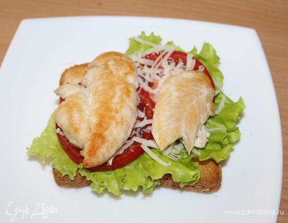 Сверху положить ломтики обжаренной грудки, полить немного соусом.