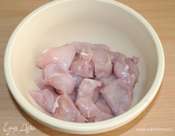 Куриное филе порезать на небольшие кусочки.