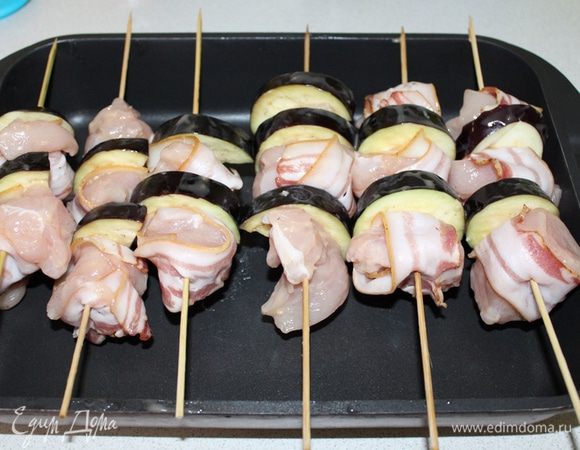 Если готовим в духовке, тот разогреваем духовку до 200°С, шпажки кладем на края, чтобы они не касалась дна. Запекать в разогретой духовке до готовности, периодически переворачивая.