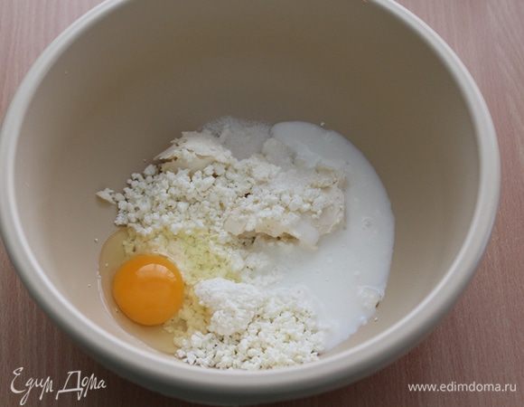 Смешать кефир, творог, яйцо и соду, быстро перемешать.