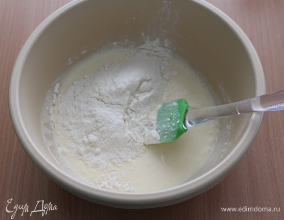 Добавить муку, тесто должно быть, как густая сметана.