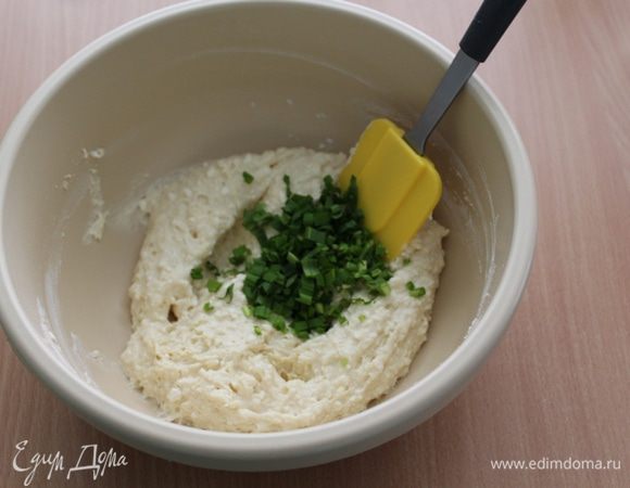 Добавить измельченную черемшу, перемешать.