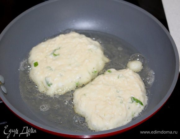 Жарьте оладьи на сковороде с растительным маслом.
Готовые лепешки выкладывайте на бумажное полотенце, чтобы впитался лишний жир.