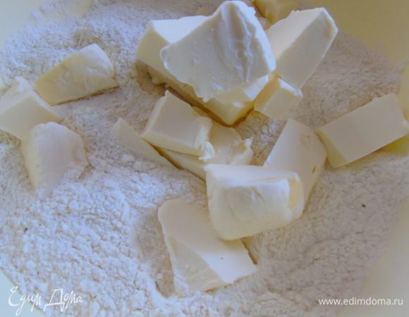 Муку с разрыхлителем просеять, добавить нарезанное кусочками сливочное масло и перебить ножом в крошку.