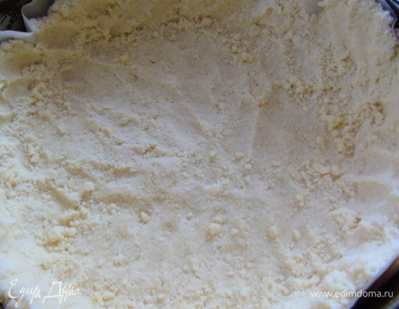 Форму смазать маслом грецкого ореха, это придаст готовому пирогу легкий ореховый аромат. Насыпать крошку по дну и бортикам, немного крошки оставить.