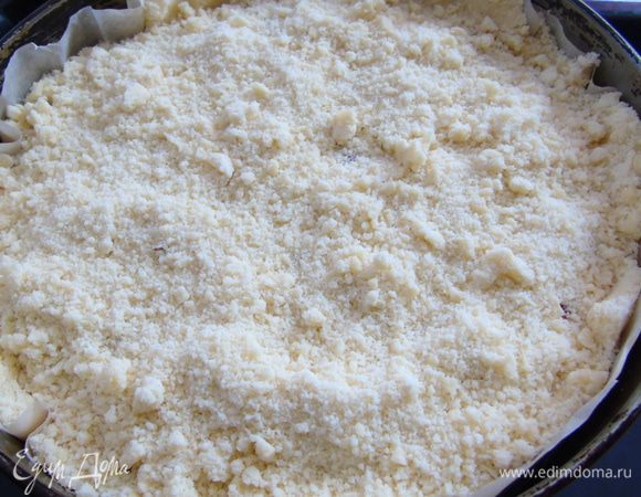 Верх засыпать крошкой, что оставляли.