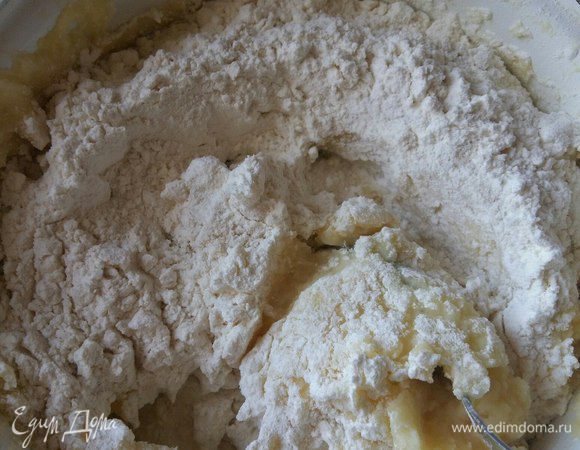 добавим муку. Мне в этот раз понадобилось 10 ст. л. с горкой. Муку добавляйте в пюре постепенно. Каждый раз это количество муки варьируется в большую либо меньшую сторону, все зависит от сорта картофеля. 