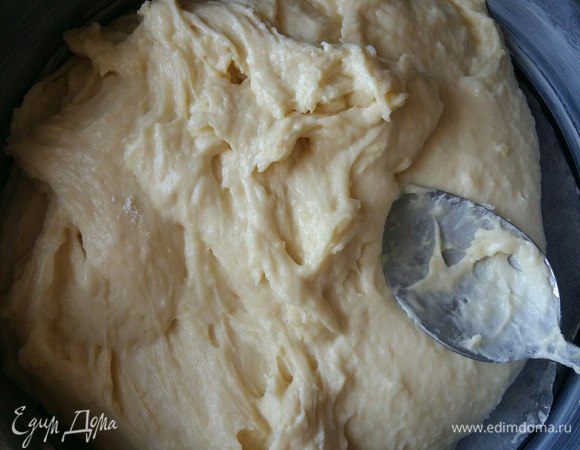 Выложим наше тесто и равномерно распределим его по форме, формируя бока у будущего пирога.