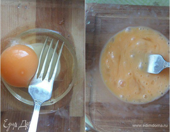 Возьмем 1 яйцо, размешаем его вилкой.
