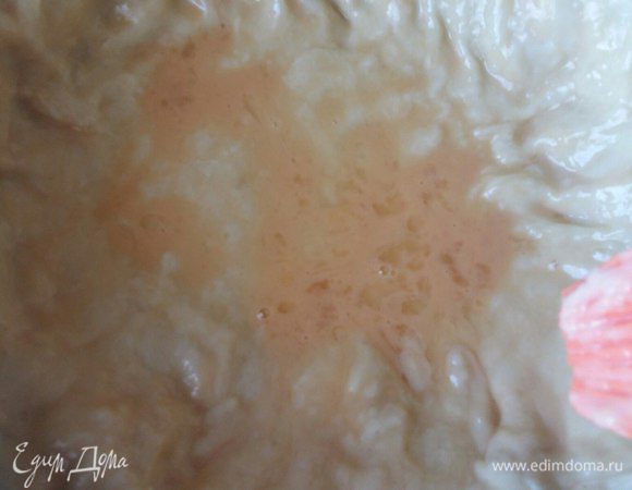 Кисточкой смажем всю поверхность теста. Теперь поставим форму с тестом на 15 минут в духовку, разогретую до 220°С. Ориентируемся на градусы по своей духовке, т.к. у всех она разная, у меня 220°С это максимум.