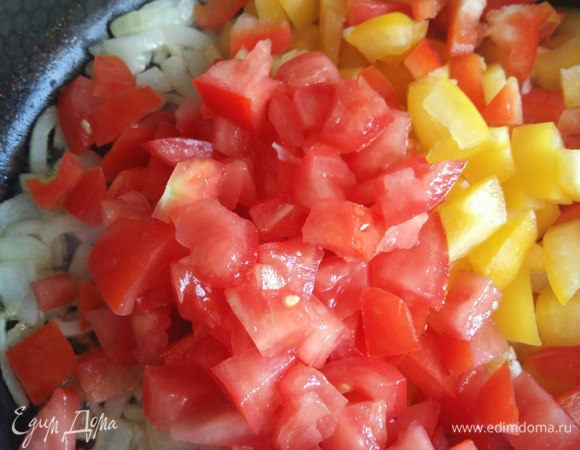 Перец с помидорами тушим до мягкости перца и выпаривания лишней жидкости. Этот процесс занимает минут 5-7. Если вдруг у вас получится жидкая начинка, то добавьте в начинку немного панировочных сухарей.